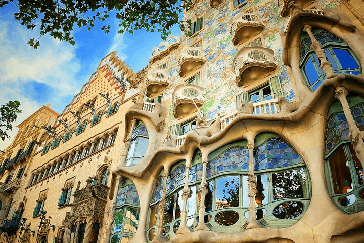 Barcelona Gothic Quarter and Gaudí Walking Tour: Iconic Sights